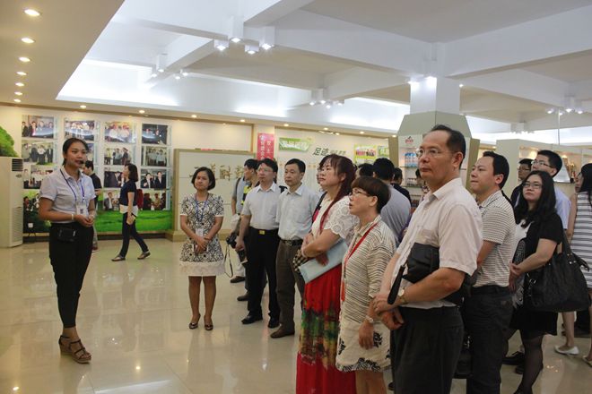 2016年粵桂產業(yè)合作對接交流活動考察團到皇氏集團考察