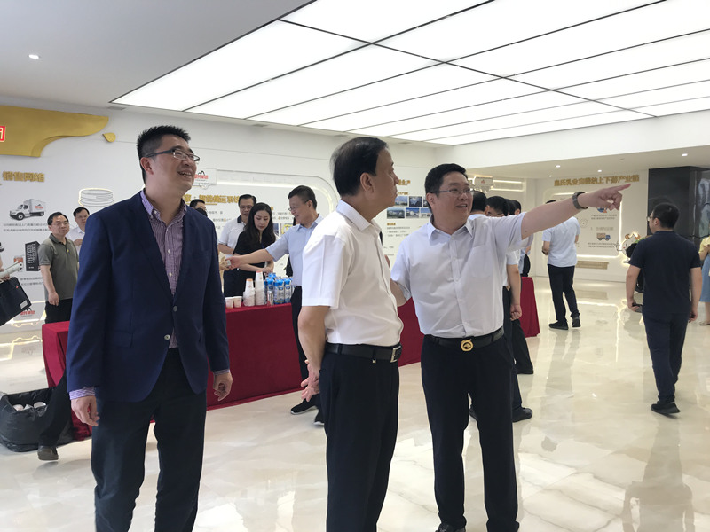 全國人大常委會(huì)副委員長、九三學(xué)社中央主席武維華蒞臨皇氏集團(tuán)參觀考察