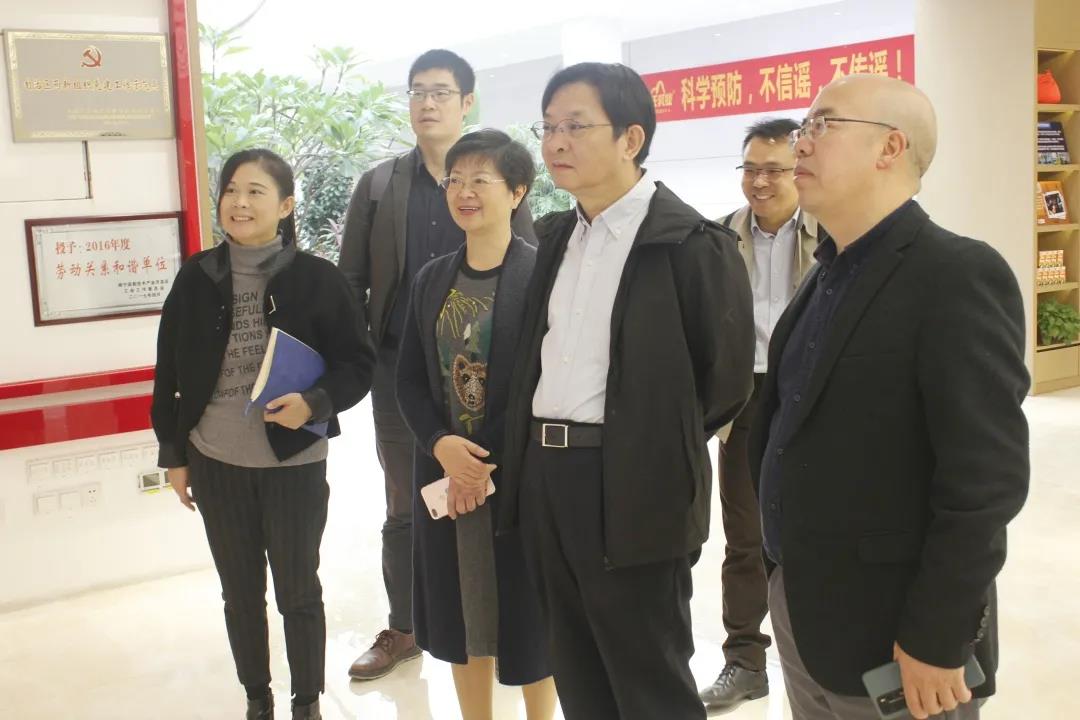 清華大學深圳國際研究生院生物醫(yī)藥與健康工程研究院邢新會教授率調研組一行蒞臨皇氏集團參觀考察