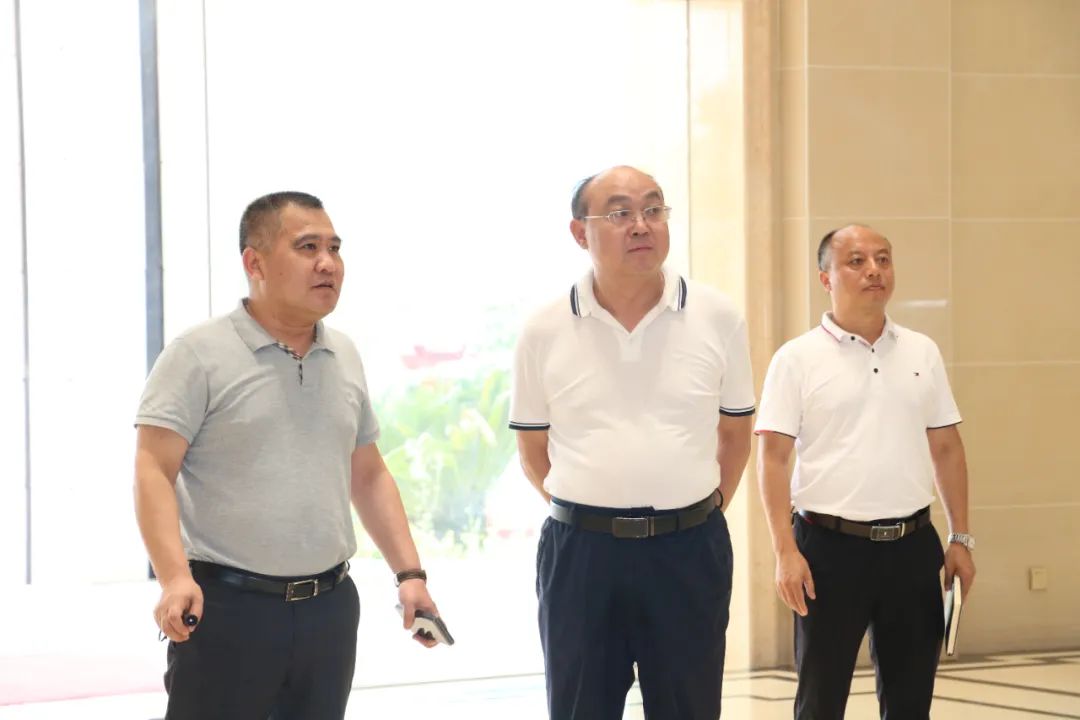 遵義市委統(tǒng)戰(zhàn)部副部長(zhǎng)、市工商聯(lián)黨組書記吳疆蒞臨皇氏集團(tuán)遵義乳業(yè)調(diào)研指導(dǎo)