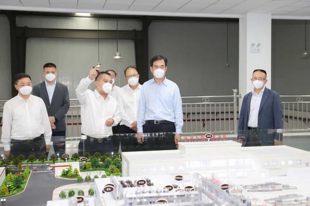 貴州省委副書記、省長李炳軍到皇氏集團遵義乳業(yè)有限公司調(diào)研