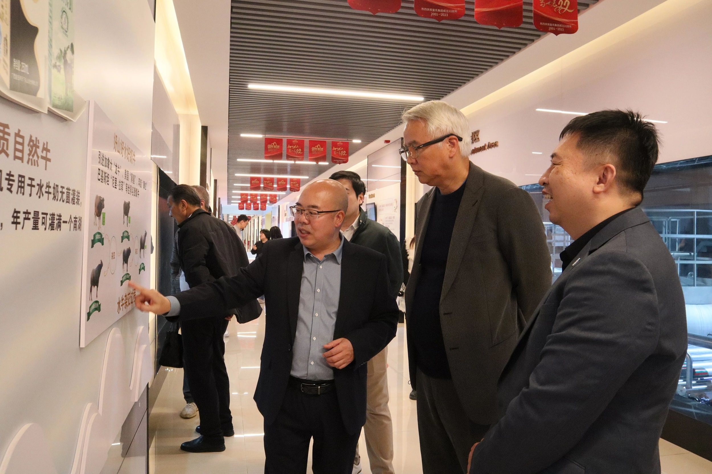 上海達(dá)爾威公司董事長林瑞陽、G70環(huán)球家族辦公室中國區(qū)首席執(zhí)行官史贊侖一行到訪皇氏集團(tuán)考察調(diào)研