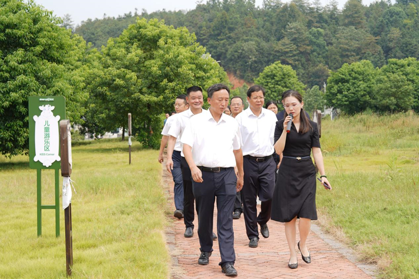 寧鄉(xiāng)市市委副書記、市長黃滔一行蒞臨皇氏集團湖南優(yōu)氏歐冠牧場調(diào)研