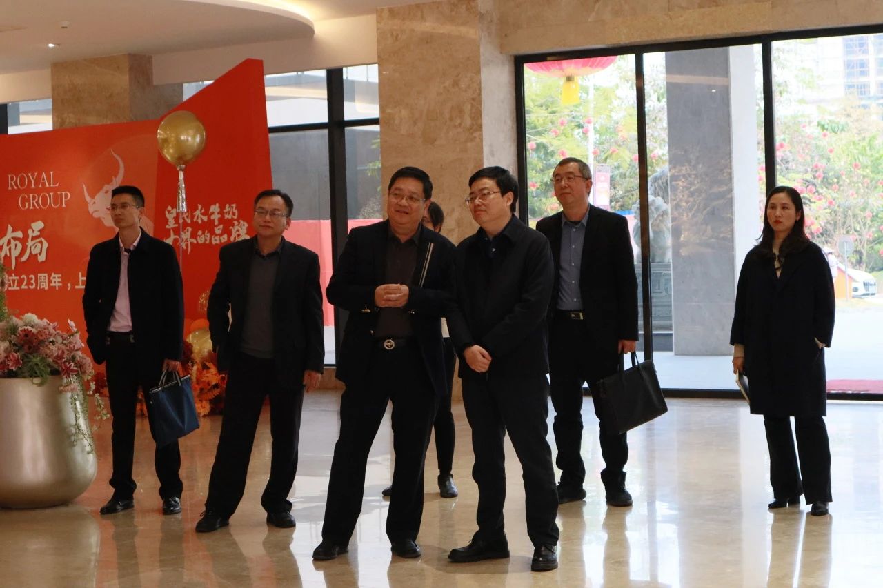 中國郵政儲蓄銀行廣西區(qū)分行黨委書記、行長曾創(chuàng)新到皇氏集團調研指導